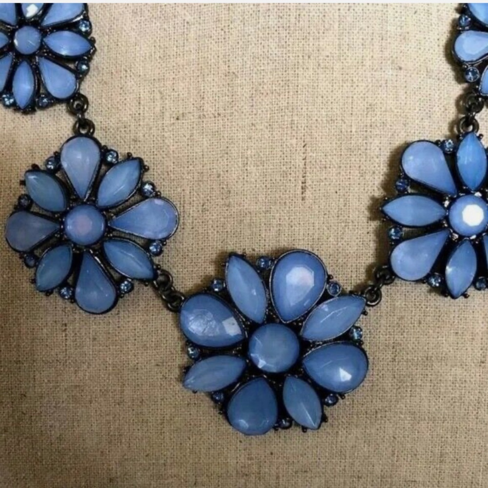 Forever 21 blue floral necklace